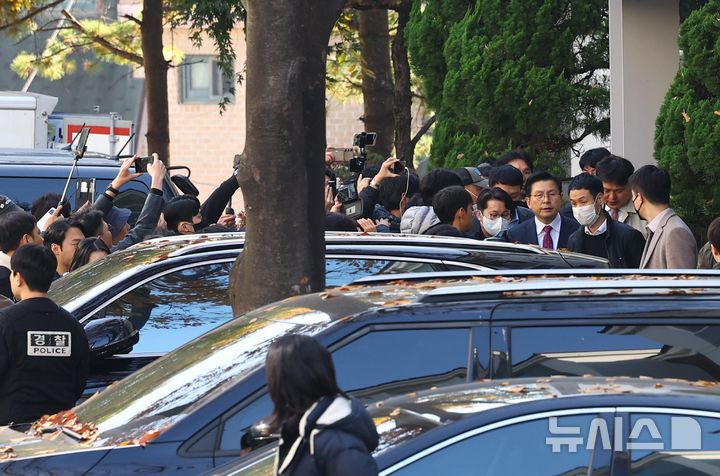 [서울=뉴시스] 박주성 기자 = 내란 선전·선동 혐의로 체포된 황교안 전 국무총리가 12일 서울 용산구 이태원동 자택에서 12·3 비상계엄 관련 내란·외환 혐의를 수사하는 특별검사팀 조사실로 압송되고 있다. 2025.11.12. park7691@newsis.com