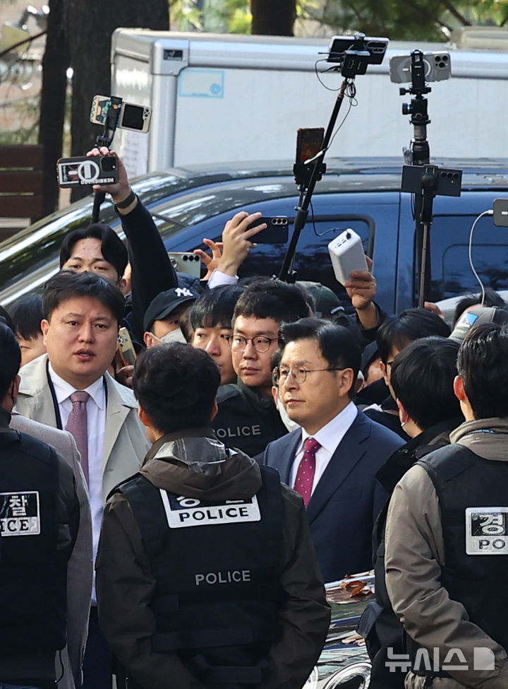 [서울=뉴시스] 박주성 기자 = 내란 선전·선동 혐의로 체포된 황교안 전 국무총리가 12일 서울 용산구 이태원동 자택에서 12·3 비상계엄 관련 내란·외환 혐의를 수사하는 특별검사팀 조사실로 압송되고 있다. 2025.11.12. park7691@newsis.com