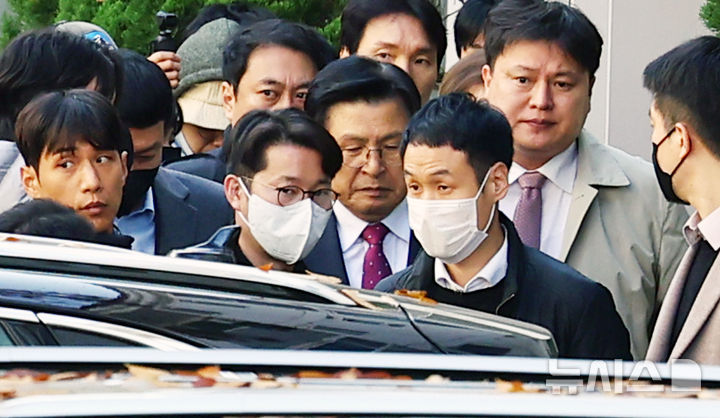 [서울=뉴시스] 박주성 기자 = 내란 선전·선동 혐의로 체포된 황교안 전 국무총리가 12일 서울 용산구 이태원동 자택에서 12·3 비상계엄 관련 내란·외환 혐의를 수사하는 특별검사팀 조사실로 압송되고 있다. 2025.11.12. park7691@newsis.com