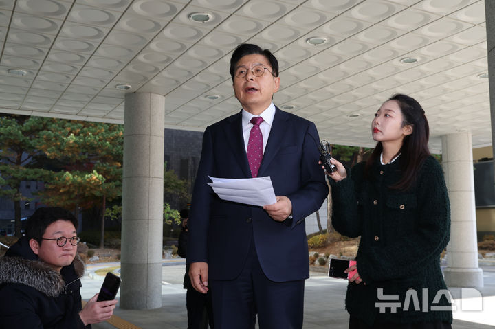 [서울=뉴시스] 황준선 기자 = 내란 선전·선동 혐의를 받는 황교안 전 국무총리가 12일 오전 서울 서초구 서울고등검찰청에 마련된 내란 특검 사무실로 체포되며 입장을 밝히고 있다. 2025.11.12. hwang@newsis.com