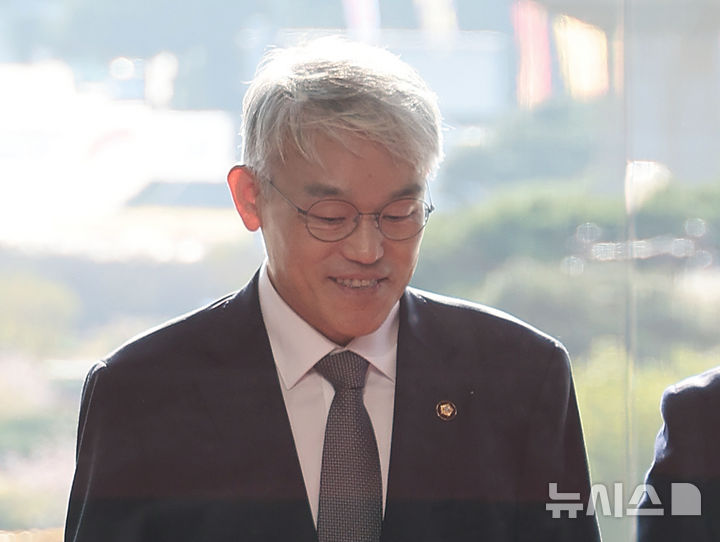 [서울=뉴시스] 김금보 기자 = 천대엽 법원행정처장이 12일 오전 서울 여의도 국회에 들어가고 있다. 2025.11.12. kgb@newsis.com