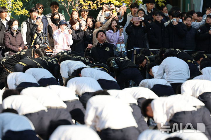 [서울=뉴시스] 권창회 기자 = 2026학년도 대학수학능력시험을 하루 앞둔 12일 오전 서울 강남구 중동고등학교에서 학생들이 응원전을 펼치고 있다. 2025.11.12. kch0523@newsis.com
