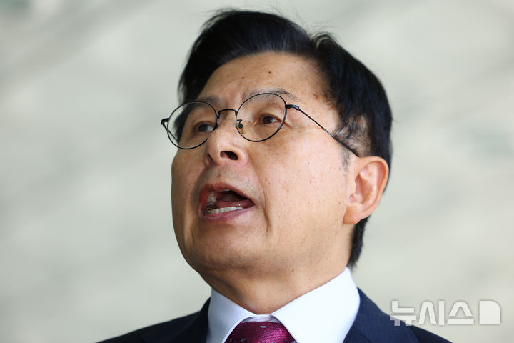 [서울=뉴시스] 황준선 기자 = 내란 선전·선동 혐의로 체포된 황교안 전 국무총리가 지난 12일 오전 서울 서초구 서울고등검찰청에 마련된 내란 특검 사무실에 도착해 입장을 밝히고 있다. 2025.11.12. hwang@newsis.com