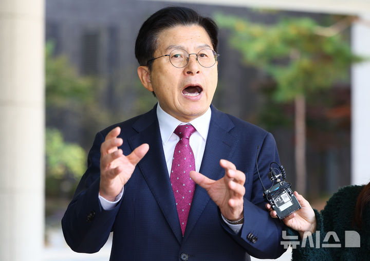 [서울=뉴시스] 황준선 기자 = 내란 선전·선동 혐의로 체포된 황교안 전 국무총리가 12일 오전 서울 서초구 서울고등검찰청에 마련된 내란 특검 사무실에 도착해 입장을 밝히고 있다. 2025.11.12. hwang@newsis.com