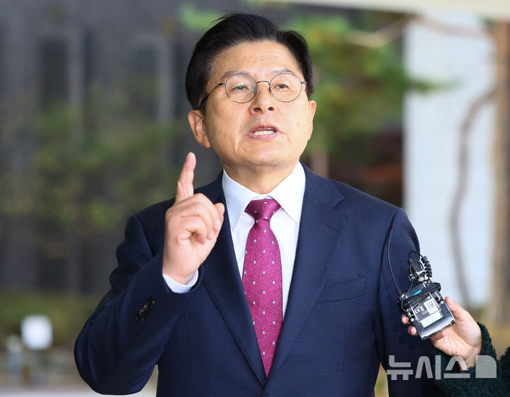 [서울=뉴시스] 황준선 기자 = 내란 선전·선동 혐의로 체포된 황교안 전 국무총리가 12일 오전 서울 서초구 서울고등검찰청에 마련된 내란 특검 사무실에 도착해 입장을 밝히고 있다. 2025.11.12. hwang@newsis.com