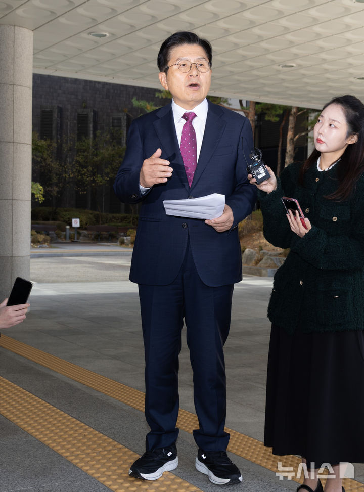 [서울=뉴시스] 황준선 기자 = 내란 선전·선동 혐의로 체포된 황교안 전 국무총리가 12일 오전 서울 서초구 서울고등검찰청에 마련된 내란 특검 사무실에 도착해 입장을 밝히고 있다. 2025.11.12. hwang@newsis.com