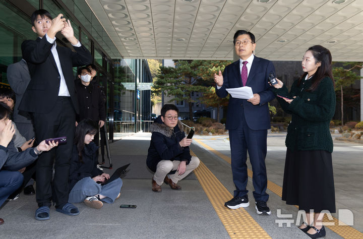 [서울=뉴시스] 황준선 기자 = 내란 선전·선동 혐의로 체포된 황교안 전 국무총리가 12일 오전 서울 서초구 서울고등검찰청에 마련된 내란 특검 사무실에 도착해 입장을 밝히고 있다. 2025.11.12. hwang@newsis.com