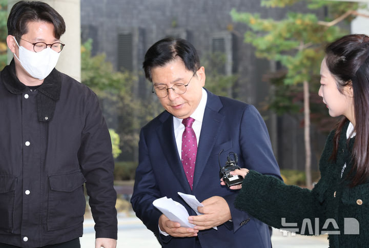 [서울=뉴시스] 황준선 기자 = 내란 선전·선동 혐의로 체포된 황교안 전 국무총리가 지난 12일 오전 서울 서초구 서울고등검찰청에 마련된 내란 특검 사무실에서 주머니 속 입장문을 꺼내고 있다. 2025.11.12. hwang@newsis.com