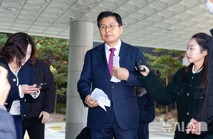 [서울=뉴시스] 황준선 기자 = 내란 선전·선동 혐의롸 체포된 황교안 전 국무총리가 12일 오전 서울 서초구 서울고등검찰청에 마련된 내란 특검 사무실에서 주머니 속 입장문을 꺼내고 있다. 2025.11.12. hwang@newsis.com