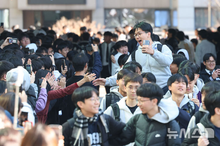 [서울=뉴시스] 권창회 기자 = 2026학년도 대학수학능력시험을 하루 앞둔 12일 오전 서울 강남구 중동고등학교에서 수험생들이 후배들의 응원을 받으며 학교를 나서고 있다. 2025.11.12. kch0523@newsis.com