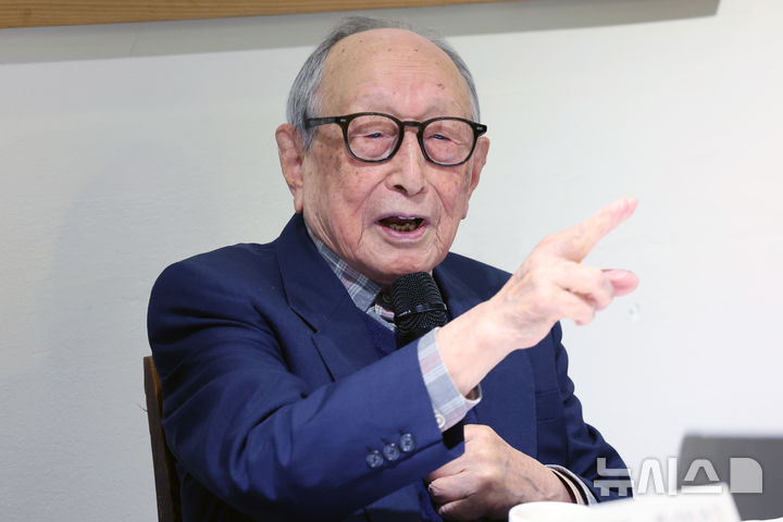 [서울=뉴시스] 박진희 기자 = 기네스 ‘세계 최고령 저자’ 김형석(106세) 연세대 명예교수가 12일 서울 중구 달개비에서 '김형석, 백 년의 유산' 출간 기자간담회를 하고 있다. 2024년 김 교수는 저서 '백 년의 지혜'로 기네스 '세계 최고령 저자'로 인증되었다. 2025.11.12. pak7130@newsis.com