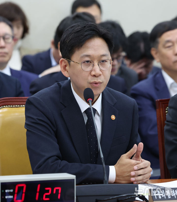 [서울=뉴시스] 김명년 기자 = 배경훈 과학기술부총리 겸 과학기술정보통신부 장관이 12일 서울 여의도 국회에서 열린 과학기술정보방송통신위원회 전체회의에서 질의에 답변하고 있다. 2025.11.12. kmn@newsis.com