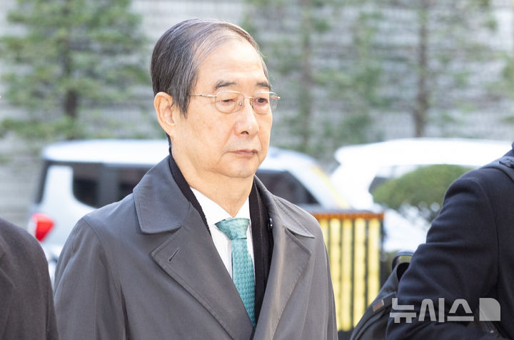 [서울=뉴시스] 황준선 기자 = 한덕수 전 국무총리가 12일 오전 서울 서초구 서울중앙지방법원에서 열린 내란방조·위증 등 혐의 8차 공판에 출석하고 있다. 2025.11.12. hwang@newsis.com