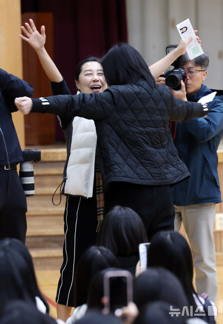  [부산=뉴시스] 하경민 기자 = 2026학년도 대학수학능력시험을 하루 앞둔 12일 부산 사상구 주례여고에서 한 교사가 고3 수험생들에게 수험표를 나눠주며 응원하고 있다. 올해 부산지역 수능 지원자는 2만8883명이며, 오는 13일 62개 고사장에서 시험에 응시한다. 2025.11.12. yulnetphoto@newsis.com