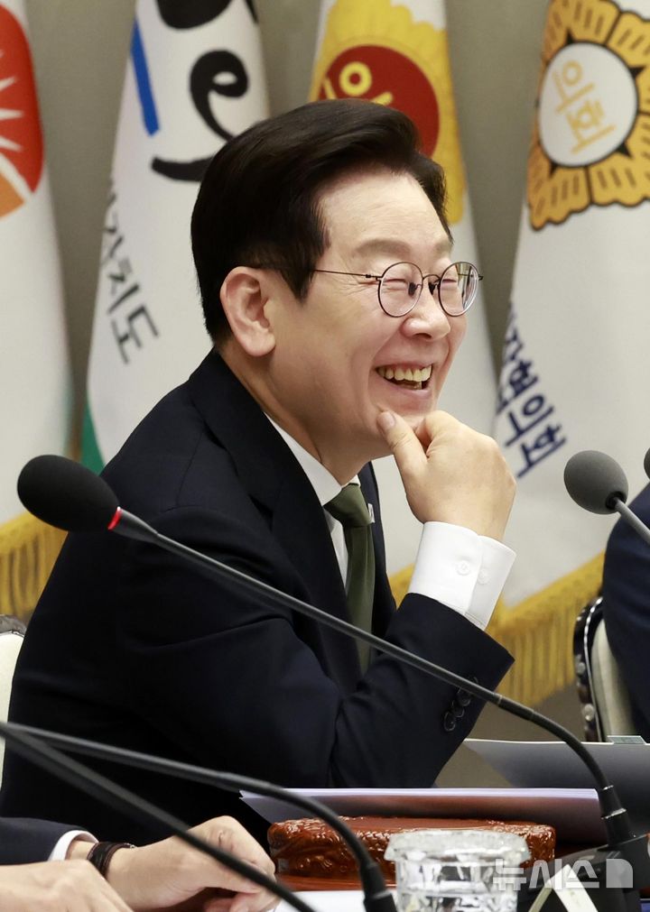 [서울=뉴시스] 최동준 기자 = 이재명 대통령이 12일 서울 용산 대통령실 청사에서 열린 중앙지방협력회의에서 미소를 짓고 있다. 2025.11.12. photocdj@newsis.com