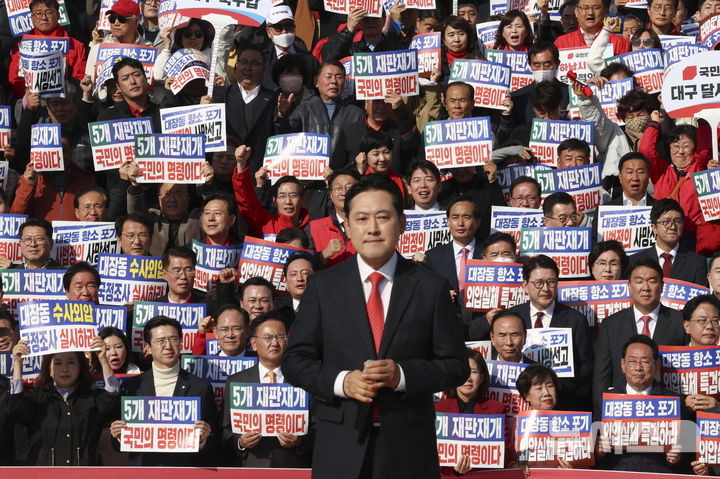 [서울=뉴시스] 김근수 기자 = 장동혁 국민의힘 당대표가 12일 서울 여의도 국회의사당 본관 앞 중앙계단에서 열린 대장동 일당 7400억 국고 환수 및 검찰 항소포기 외압 규탄대회에서 발언하자 당협위원장들과 당원들이 구호를 외치고 있다. 2025.11.12. ks@newsis.com