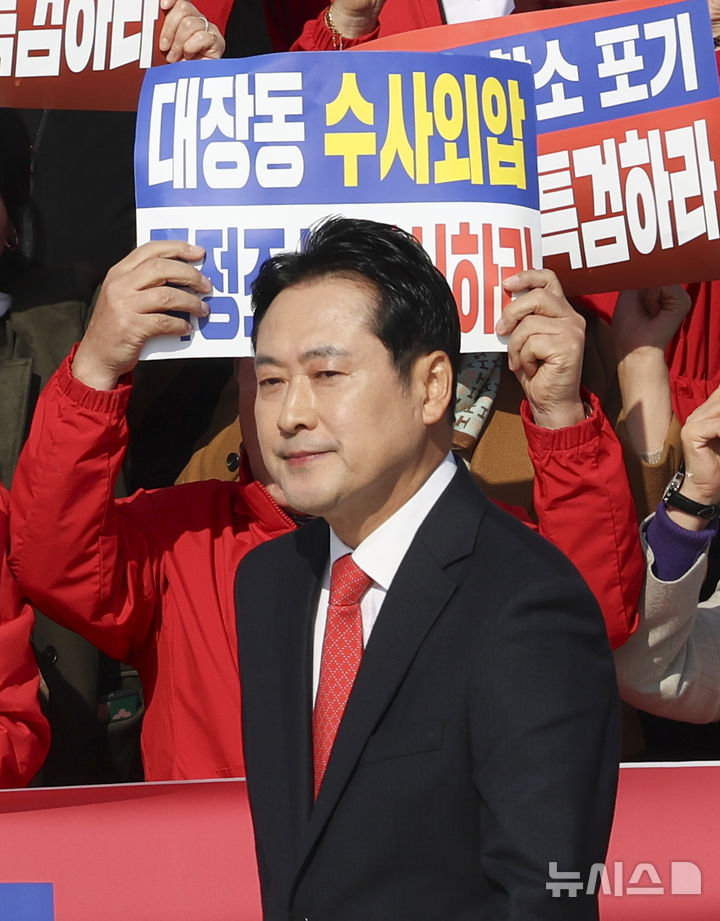 [서울=뉴시스] 김근수 기자 = 장동혁 국민의힘 당대표가 12일 서울 여의도 국회의사당 본관 앞 중앙계단에서 열린 대장동 일당 7400억 국고 환수 및 검찰 항소포기 외압 규탄대회에서 발언을 하기 위해 이동하고 있다. 2025.11.12. ks@newsis.com