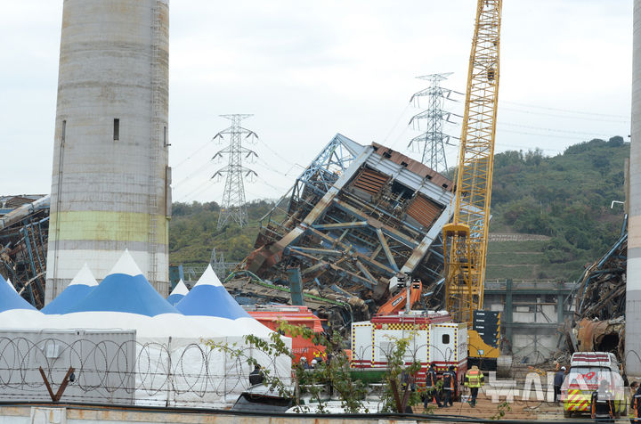 [울산=뉴시스] 배병수 기자 = 지난 12일 울산화력발전소 보일러 타워 붕괴 사고 현장에서 소방당국이 매몰자 구조작업을 이어가고 있다. 2025.11.12. bbs@newsis.com