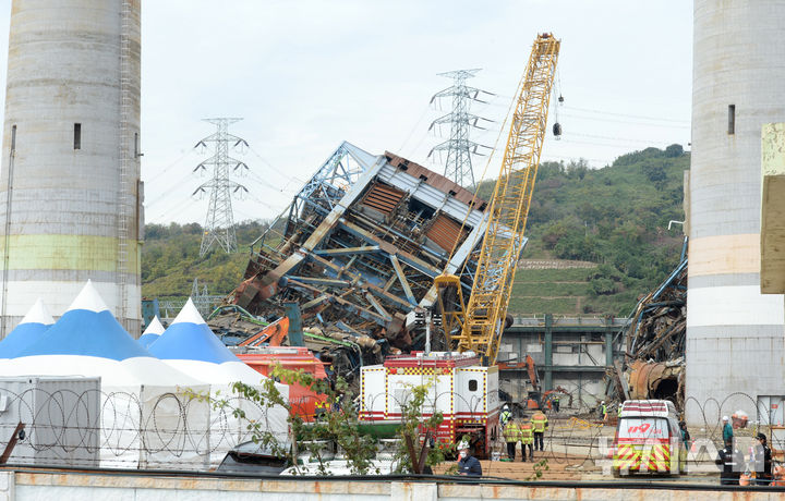 [울산=뉴시스] 지난 6일 발생한 한국동서발전 울산화력발전소 보일러 타워 붕괴 사고 현장 (사진=뉴시스DB) photo@newsis.com