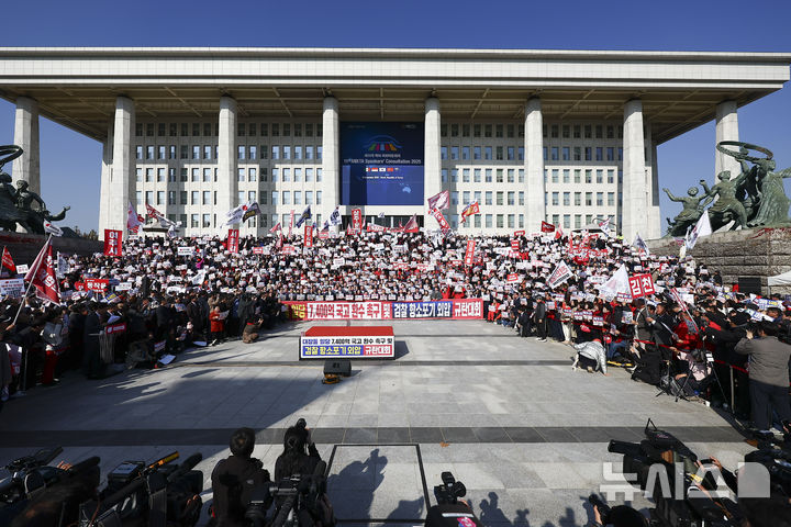 [서울=뉴시스] 김근수 기자 = 장동혁 국민의힘 당대표를 비롯한 원내 지도부와 당원들이 12일 서울 여의도 국회의사당 본관 앞 중앙계단에서 열린 대장동 일당 7400억 국고 환수 및 검찰 항소포기 외압 규탄대회에서 구호를 외치고 있다. 2025.11.12. ks@newsis.com