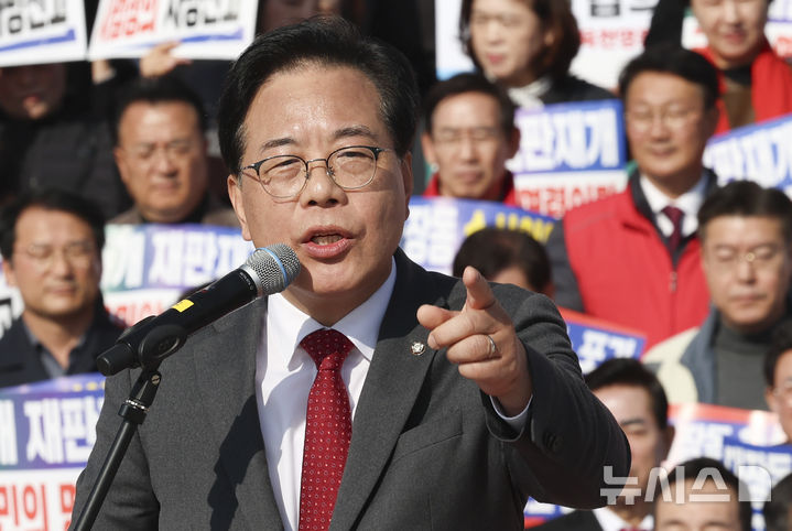 [서울=뉴시스] 김근수 기자 = 송언석 국민의힘 원내대표가 12일 서울 여의도 국회의사당 본관 앞 중앙계단에서 열린 대장동 일당 7400억 국고 환수 및 검찰 항소포기 외압 규탄대회에서 발언을 하고 있다. 2025.11.12. ks@newsis.com