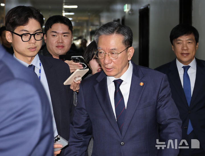 [서울=뉴시스] 김금보 기자 = 정성호 법무부 장관이 12일 서울 여의도 국회에서 법제사법위원회 위원장실로 향하며 취재진의 질문을 듣고 있다. 2025.11.12. kgb@newsis.com