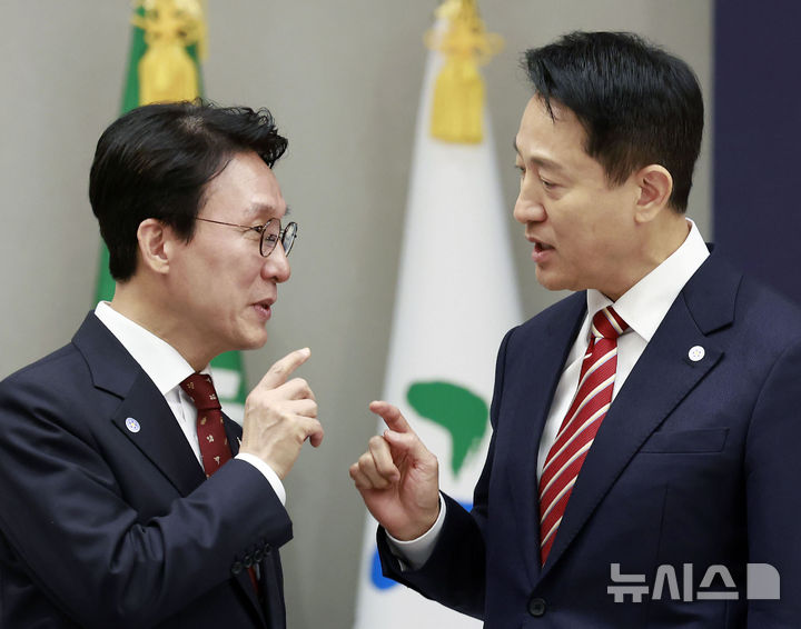 [서울=뉴시스] 최동준 기자 = 김민석(왼쪽) 국무총리와 오세훈 서울시장이 지난 12일 서울 용산 대통령실 청사에서 열린 중앙지방협력회의에서 대화하고 있다. 2025.11.12. photocdj@newsis.com