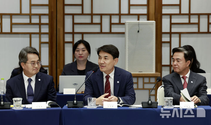 [서울=뉴시스] 최동준 기자 = 김진태 강원지사가 12일 서울 용산 대통령실 청사에서 열린 이재명 대통령 주재 중앙지방협력회의에서 발언하고 있다. 2025.11.12. photocdj@newsis.com