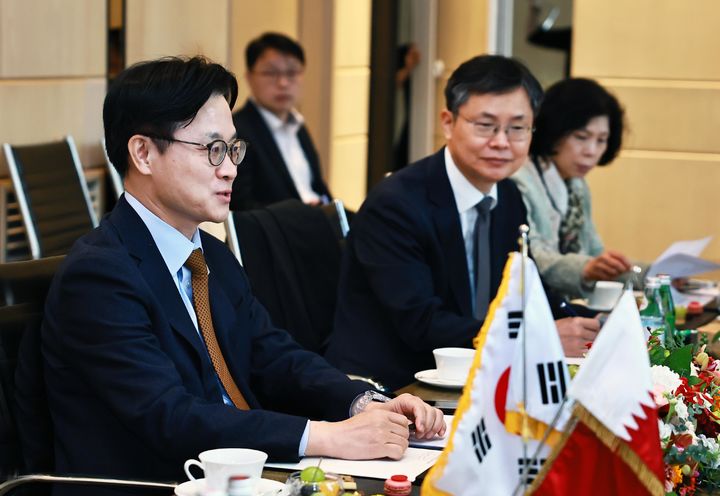 [서울=뉴시스] 김정관 산업통상부 장관이 지난해 서울 종로구 포시즌스호텔에서 알 카비 카타르 에너지 담당 국무장관과 면담하고 있다. (사진=산업통상자원부 제공) 2025.11.12. photo@newsis.com *재판매 및 DB 금지