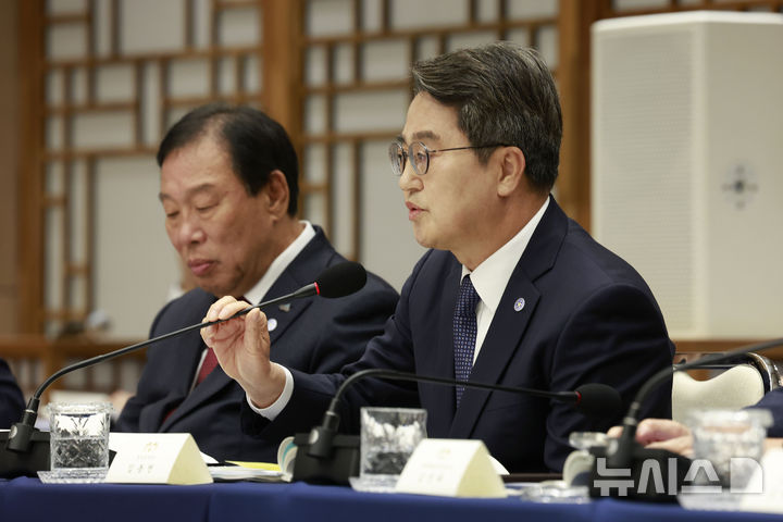 [서울=뉴시스] 최동준 기자 = 김동연 경기지사가 12일 서울 용산 대통령실 청사에서 열린 이재명 대통령 주재 중앙지방협력회의에서 발언하고 있다. 2025.11.12. photocdj@newsis.com