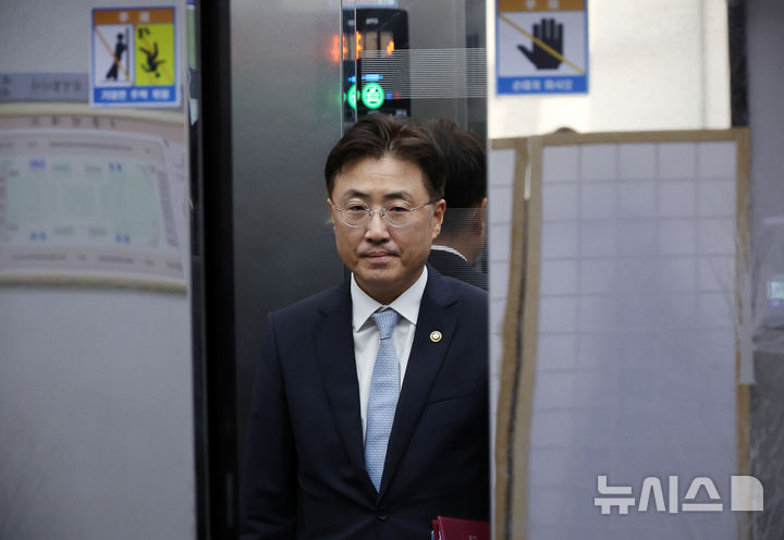 [서울=뉴시스] 김명년 기자 = 이진수 법무부 차관이 12일 서울 여의도 국회에서 열린 법제사법위원회 예산결산심사소위원회 출석을 마치고 이동하고 있다. 2025.11.12. kmn@newsis.com