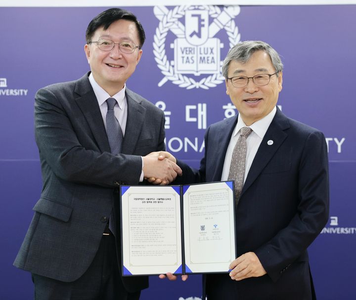 [서울=뉴시스] 정근식 서울시교육감과 유홍림 서울대학교총장이 지난해 11월 12일 서울 관악구 서울대학교에서 'AI 혁신 인재 양성 프로그램' 공동 추진을 위한 업무협약을 체결한 뒤 기념촬영 하고 있다. (사진=서울시교육청 제공) 2025.11.12. photo@newsis.com **기사 내용과 직접 관련 없습니다** *재판매 및 DB 금지