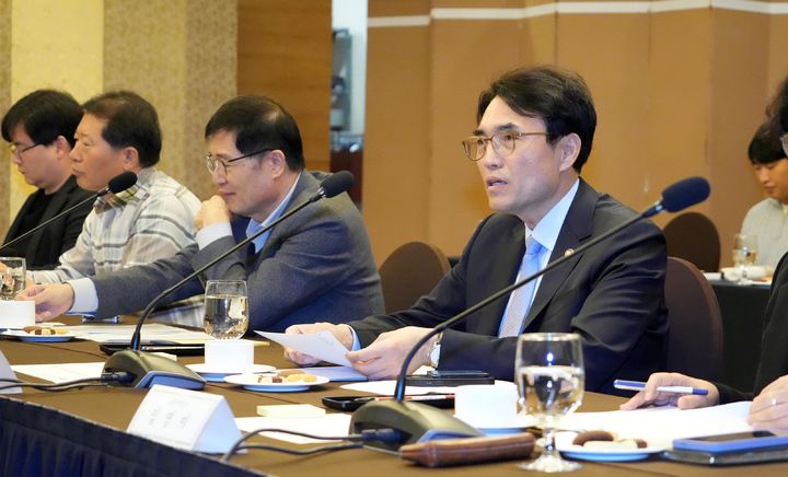 [서울=뉴시스] 권창준 고용노동부 차관이 12일 서울 중구 로얄호텔에서 열린 고용보험 제도개선 TF 출범 1차 회의에 참석해 발언하고 있다. (사진=고용노동부 제공) 2025.11.12. photo@newsis.com *재판매 및 DB 금지