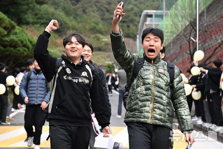 [광주=뉴시스] 이현행 기자 = 2026학년도 대학수학능력시험을 하루 앞둔 12일 오후 광주 서구 대동고에서 고3 수험생들이 후배들의 응원을 받으며 파이팅을 외치고 있다. 2025.11.12. lhh@newsis.com