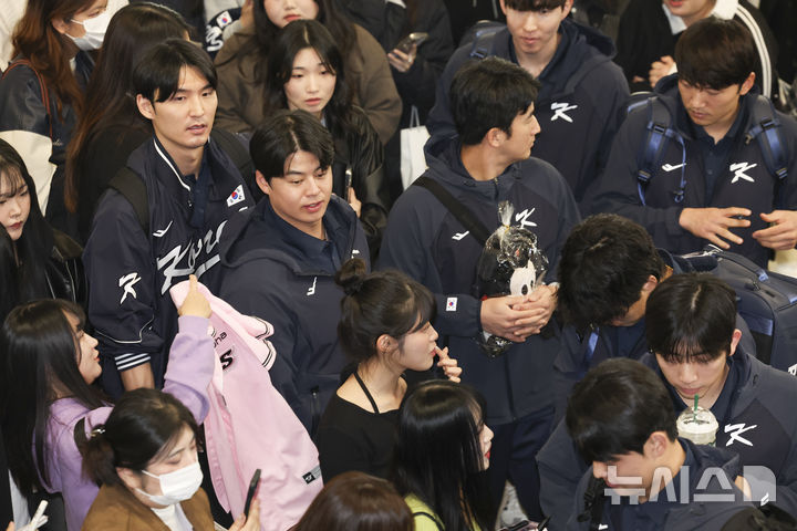 [서울=뉴시스] 김근수 기자 = 대한민국 야구국가대표팀 노시환과 선수들이 12일 서울 강서구 김포공항 국제선에서 일본 출국 수속을 받기 위해 대기하고 있다. 대한민국 야구 국가대표팀은 내년 월드베이스볼클래식(WBC) 대비해 오는 15~16일 일본 도쿄돔에서 일본과 두차례 K-베이스볼 시리즈 평가전을 치른다. 2025.11.12. ks@newsis.com