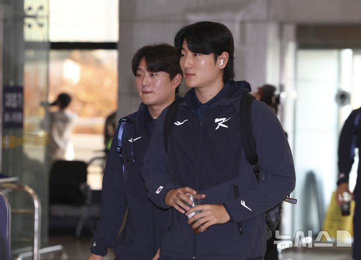 [서울=뉴시스] 김근수 기자 = 대한민국 야구국가대표팀 투수 곽빈이 12일 서울 강서구 김포공항 국제선에서 일본 출국 수속을 받기 위해 이동하고 있다.대한민국 야구 국가대표팀은 내년 월드베이스볼클래식(WBC) 대비해 오는 15~16일 일본 도쿄돔에서 일본과 두차례 K-베이스볼 시리즈 평가전을 치른다. 2025.11.12. ks@newsis.com