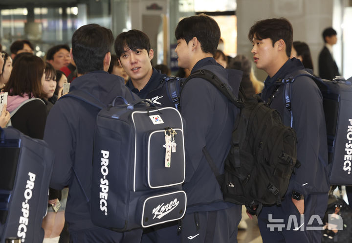 [서울=뉴시스] 김근수 기자 = 대한민국 야구국가대표팀 원태인과 문동주가 12일 서울 강서구 김포공항 국제선에서 일본 출국 수속을 받기 위해 이동하고 있다. 대한민국 야구 국가대표팀은 내년 월드베이스볼클래식(WBC) 대비해 오는 15~16일 일본 도쿄돔에서 일본과 두차례 K-베이스볼 시리즈 평가전을 치른다. 2025.11.12. ks@newsis.com