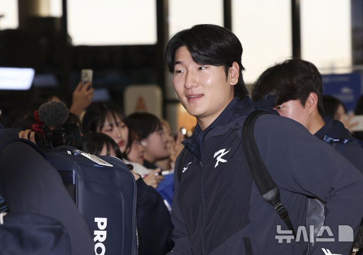 [서울=뉴시스] 김근수 기자 = 대한민국 야구국가대표팀 투수 곽빈이 12일 서울 강서구 김포공항 국제선에서 일본 출국 수속을 받기 위해 이동하고 있다. 2025.11.12. ks@newsis.com