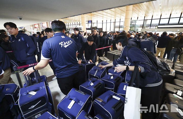 [서울=뉴시스] 김근수 기자 = 대한민국 야구국가대표팀 선수들이 12일 서울 강서구 김포공항 국제선에서 일본 출국 수속을 받기 위해 대기하고 있다.대한민국 야구 국가대표팀은 내년 월드베이스볼클래식(WBC) 대비해 오는 15~16일 일본 도쿄돔에서 일본과 두차례 K-베이스볼 시리즈 평가전을 치른다. 2025.11.12. ks@newsis.com