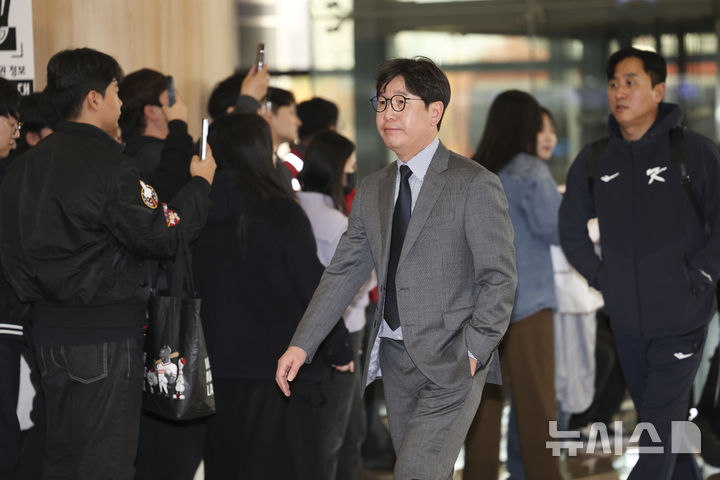 [서울=뉴시스] 김근수 기자 = 류지현 대한민국 야구국가대표팀 감독이 12일 서울 강서구 김포공항 국제선에서 일본 출국 수속을 받기 위해 이동하고 있다.대한민국 야구 국가대표팀은 내년 월드베이스볼클래식(WBC) 오는 15~16일 일본 도쿄돔에서 일본과 두차례 K-베이스볼 시리즈 평가전을 치른다. 2025.11.12. ks@newsis.com