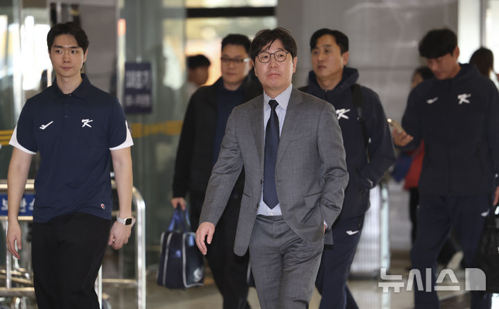 [서울=뉴시스] 김근수 기자 = 류지현 대한민국 야구국가대표팀 감독이 12일 서울 강서구 김포공항 국제선에서 일본 출국 수속을 받기 위해 이동하고 있다.  대한민국 야구 국가대표팀은 내년 월드베이스볼클래식(WBC) 대비해 오는 15~16일 일본 도쿄돔에서 일본과 두차례 K-베이스볼 시리즈 평가전을 치른다. 2025.11.12. ks@newsis.com