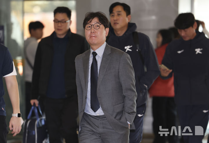 [서울=뉴시스] 김근수 기자 = 류지현 대한민국 야구국가대표팀 감독이 12일 서울 강서구 김포공항 국제선에서 일본 출국 수속을 받기 위해 이동하고 있다. 대한민국 야구 국가대표팀은 내년 월드베이스볼클래식(WBC) 대비해 오는 15~16일 일본 도쿄돔에서 일본과 두차례 K-베이스볼 시리즈 평가전을 치른다. 2025.11.12. ks@newsis.com