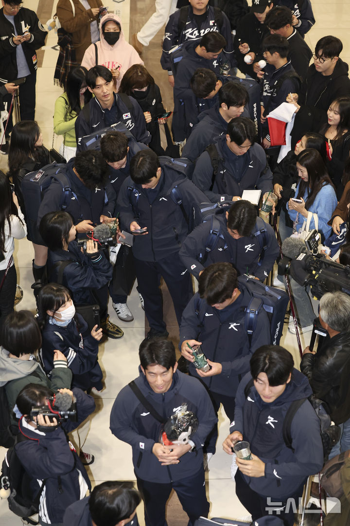 [서울=뉴시스] 김근수 기자 = 대한민국 야구국가대표팀 선수들이 12일 서울 강서구 김포공항 국제선에서 일본 출국 수속을 받기 위해 대기하고 있다.대한민국 야구 국가대표팀은 내년 월드베이스볼클래식(WBC) 대비해 오는 15~16일 일본 도쿄돔에서 일본과 두차례 K-베이스볼 시리즈 평가전을 치른다. 2025.11.12. ks@newsis.com