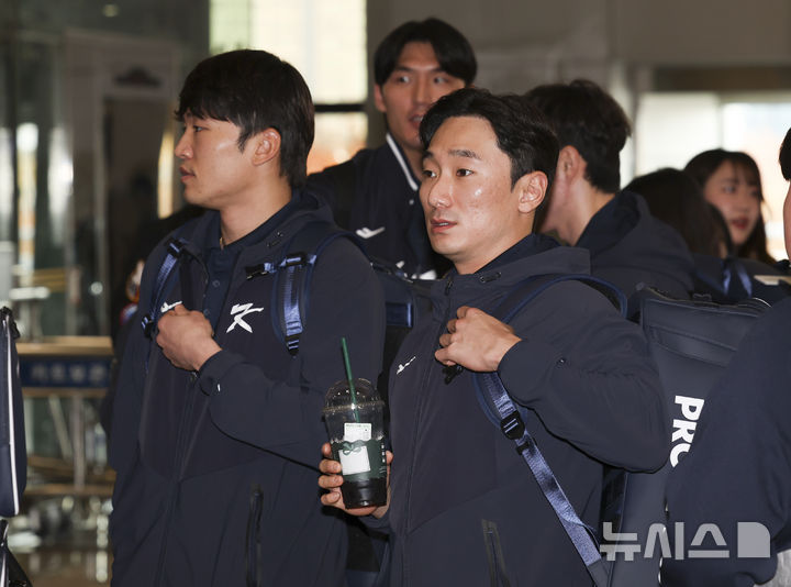 [서울=뉴시스] 김근수 기자 = 대한민국 야구국가대표팀 신민재와 선수들이 12일 서울 강서구 김포공항 국제선에서 일본 출국 수속을 받기 위해 대기하고 있다.대한민국 야구 국가대표팀은 내년 월드베이스볼클래식(WBC) 대비해 오는 15~16일 일본 도쿄돔에서 일본과 두차례 K-베이스볼 시리즈 평가전을 치른다. 2025.11.12. ks@newsis.com