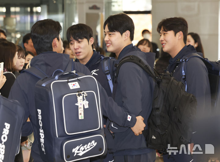 [서울=뉴시스] 김근수 기자 = 대한민국 야구국가대표팀 원태인과 문동주가 12일 서울 강서구 김포공항 국제선에서 일본 출국 수속을 받기 위해 이동하고 있다.대한민국 야구 국가대표팀은 내년 월드베이스볼클래식(WBC) 대비해 오는 15~16일 일본 도쿄돔에서 일본과 두차례 K-베이스볼 시리즈 평가전을 치른다. 2025.11.12. ks@newsis.com