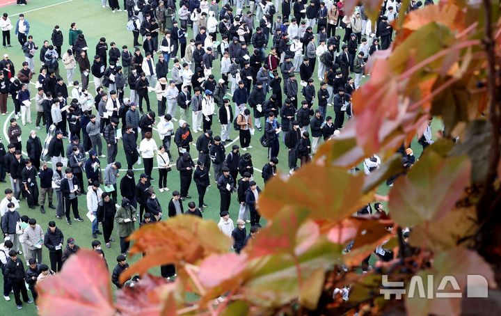 [대구=뉴시스] 이무열 기자 = 2026학년도 대학수학능력시험을 하루 앞둔 12일 대구 중구 경북대학교 사범대학 부설고등학교 운동장에서 열린 수능 예비소집에서 수험생들이 수험표를 배부받고 있다. 2025.11.12. lmy@newsis.com