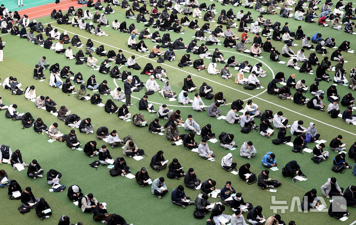 [대구=뉴시스] 이무열 기자 = 2026학년도 대학수학능력시험을 하루 앞둔 12일 대구 중구 경북대학교 사범대학 부설고등학교 운동장에서 열린 수능예비소집에서 수험생들이 수험표를 받기 위해 줄지어 앉아 있다. 2025.11.12. lmy@newsis.com