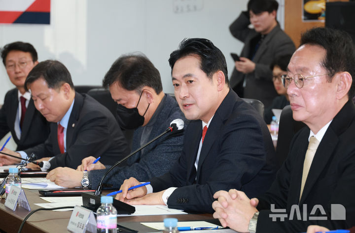 [서울=뉴시스] 고승민 기자 = 장동혁 국민의힘 대표가 12일 서울 여의도 소상공인연합회에서 열린 국민의힘 당대표-소상공인연합회 간담회에서 인사말을 하고 있다. 2025.11.12. kkssmm99@newsis.com