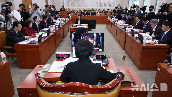 [서울=뉴시스] 김금보 기자 = 추미애 국회 법제사법위원회 위원장이 12일 오후 서울 여의도 국회에서 열린 전체회의에서 의사봉을 두드리고 있다. 2025.11.12. kgb@newsis.com