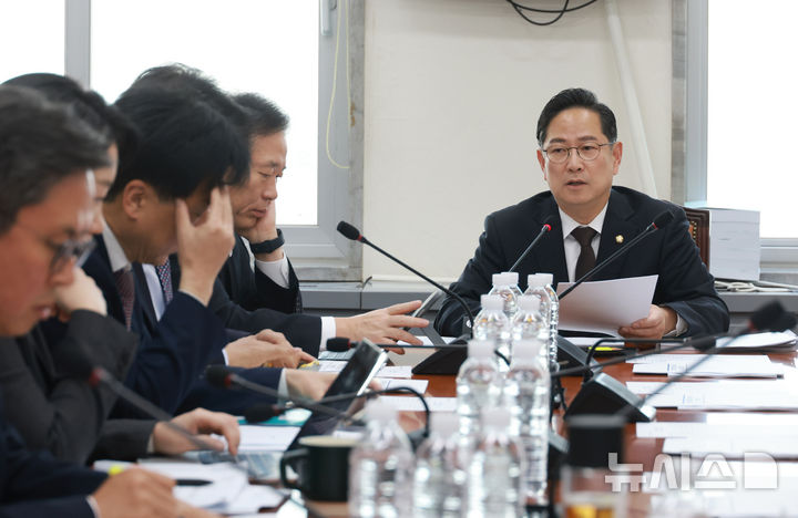 [서울=뉴시스] 고승민 기자 = 12일 서울 여의도 국회에서 열린 기획재정위원회 제2차 조세소위원회에서 박수영 의원장이 회의를 주재하고 있다. 2025.11.12. kkssmm99@newsis.com